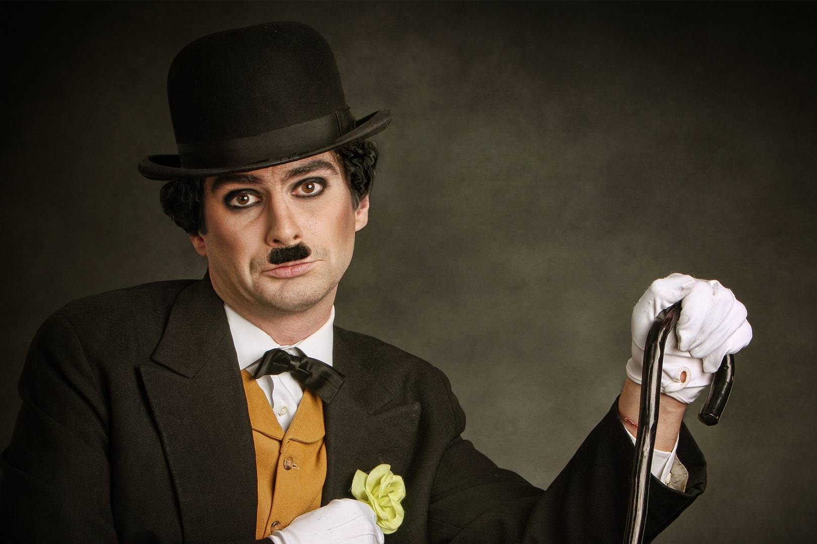 Uomo che imita Charlie Chaplin