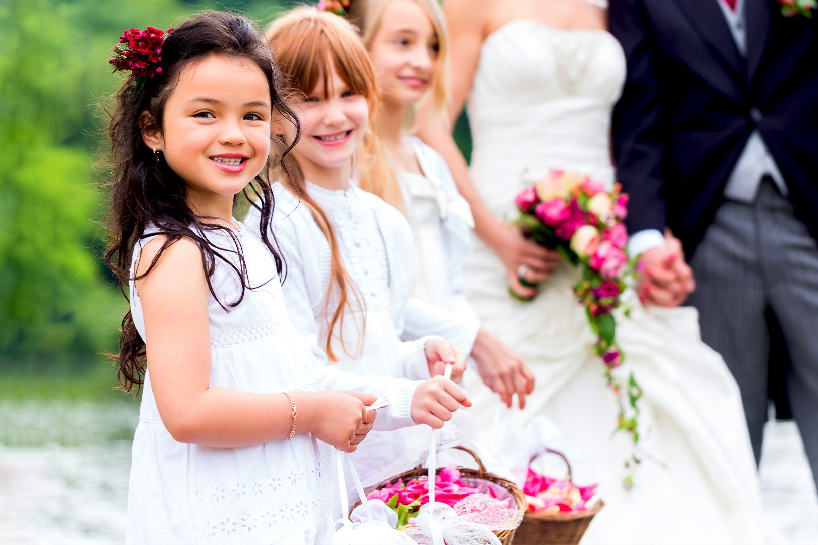 Bambini vestiti eleganti durante un matrimonio