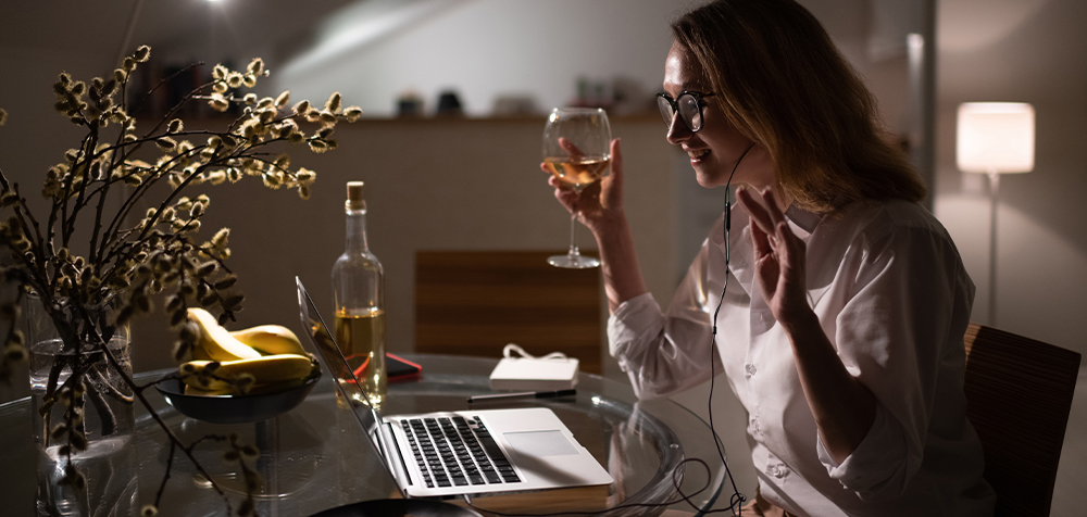 ragazza in videochiamata con bicchiere di vino per aperitivo