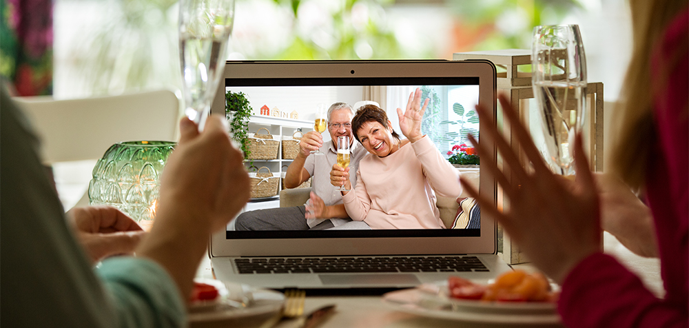 Apritivo in videochiamata con i genitori