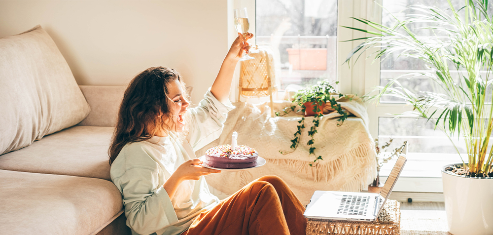 Ragazza festeggia il compleanno in videochiamata