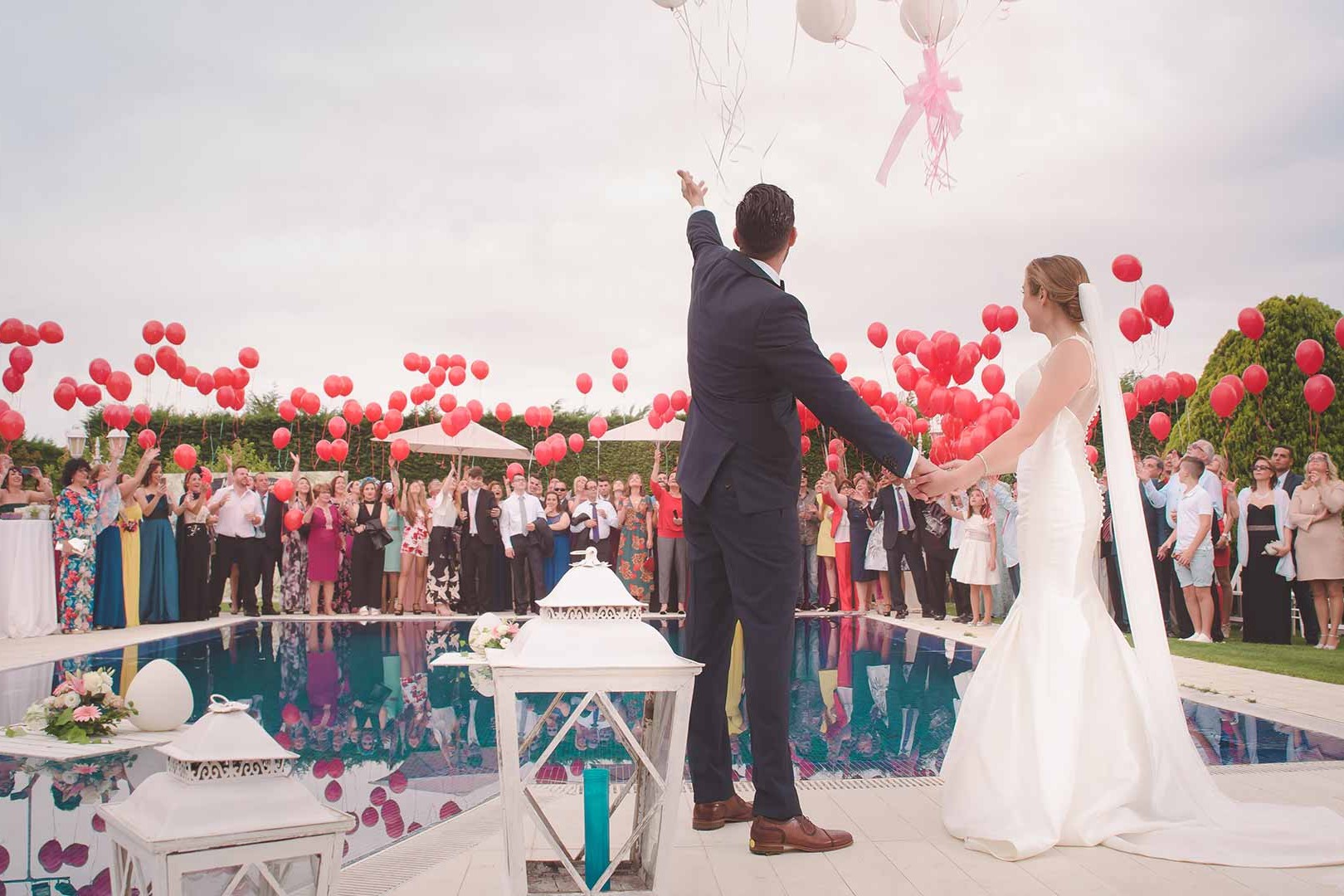 Sposi che lanciano palloncini