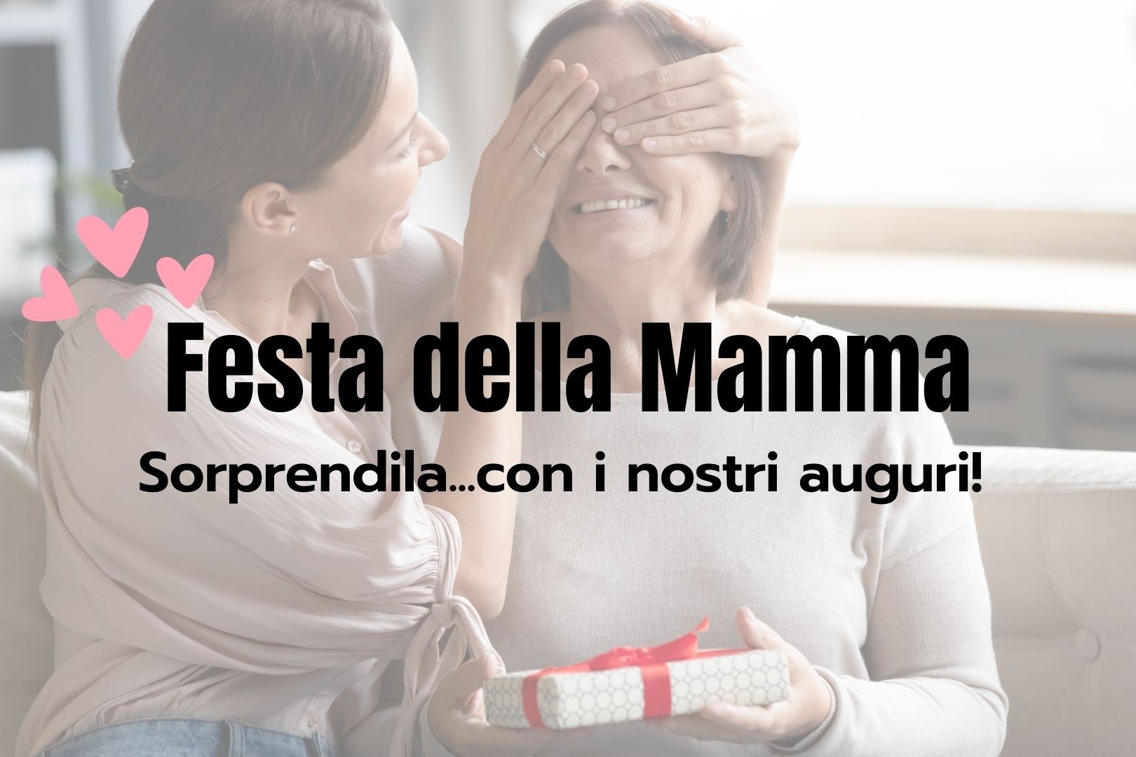 figlia che fa un regalo alla mamma