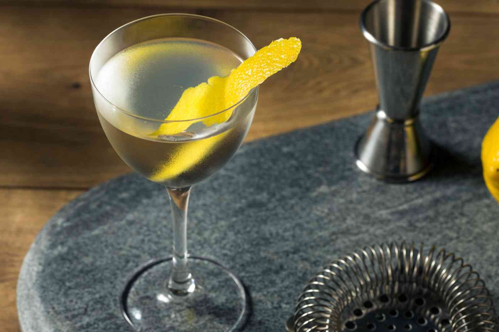 Come realizzare un Vesper Martini