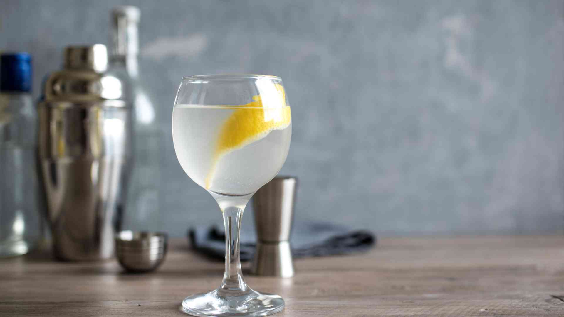 Come realizzare un Vesper Martini