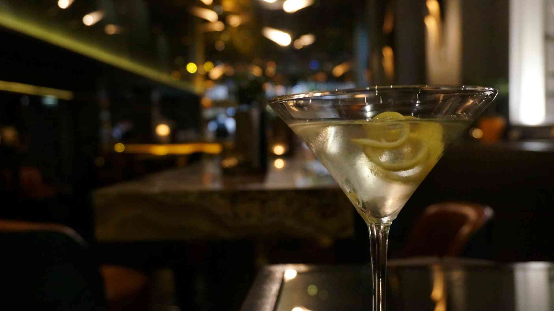 Come realizzare un Vesper Martini