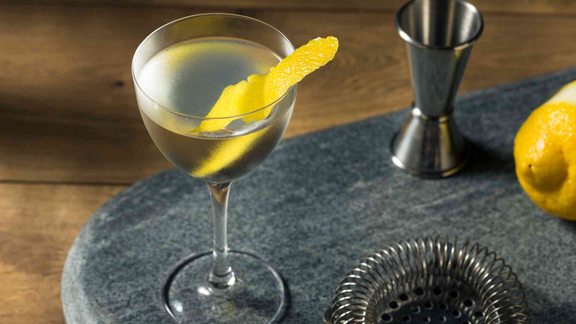 Come realizzare un Vesper Martini